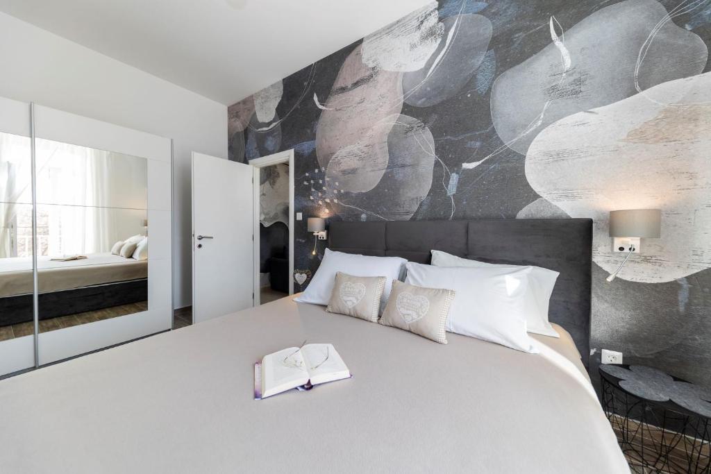 Beachside 1BR Kolovare